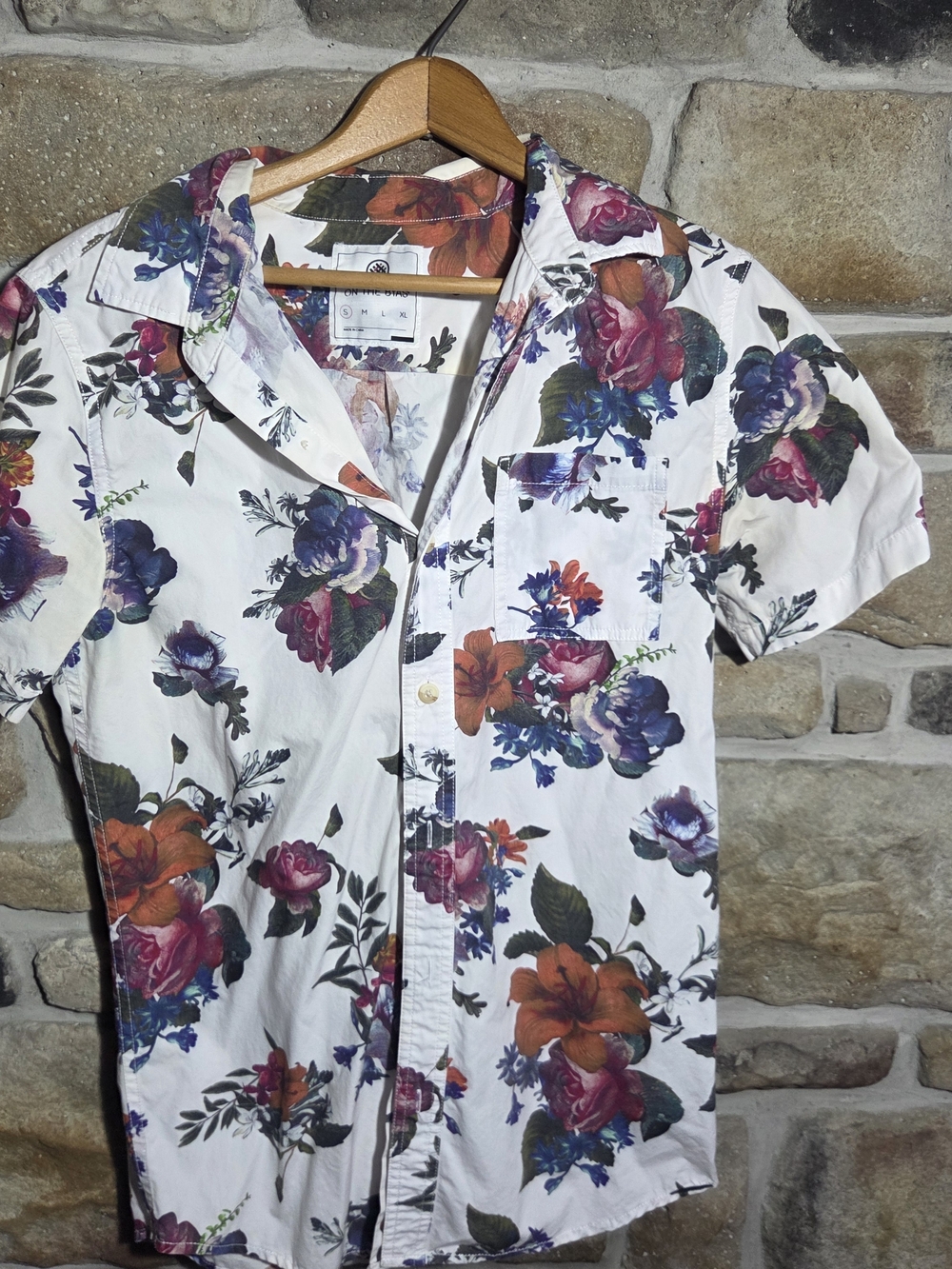 On The Byas Floral Button Down Shirt Small Mens Short Sleeve White Tropical Rose